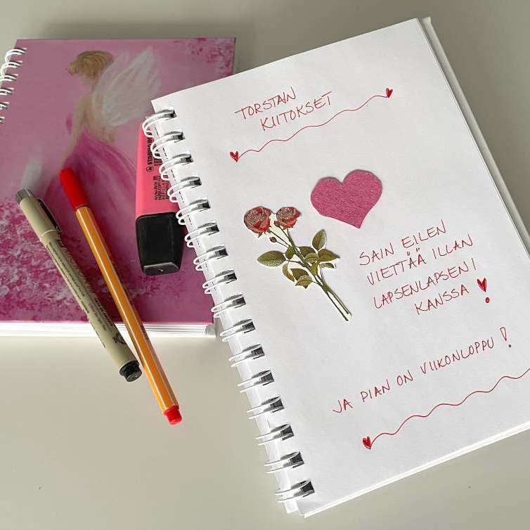 Kiitollisuuspäiväkirjan sivu ja kynät | Kaikkea Kaunista