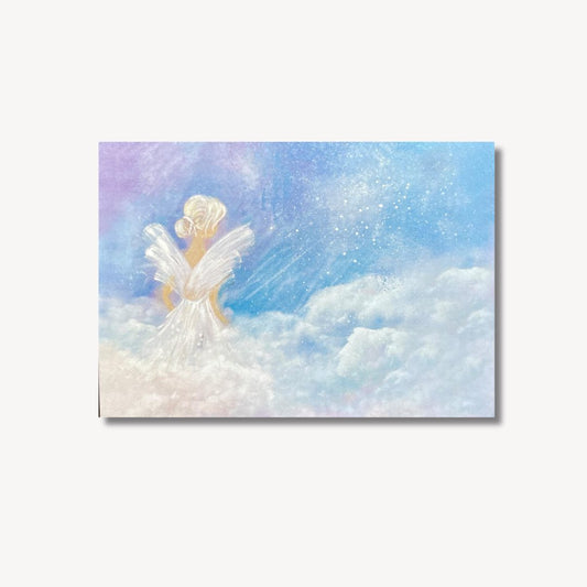 Valkopukuinen enkeli selin ja valkoisia pilviä | Kaikkea Kaunista
