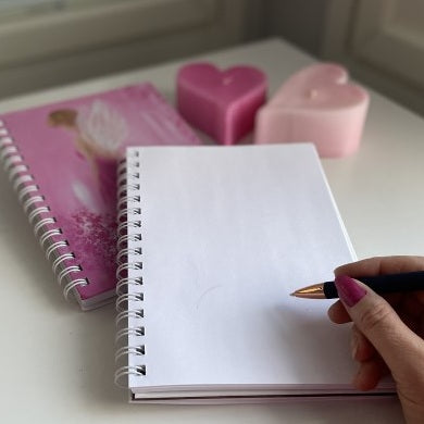 Avoin tyhjä muistikirja ja kynä kädessä | Kaikkea Kaunista