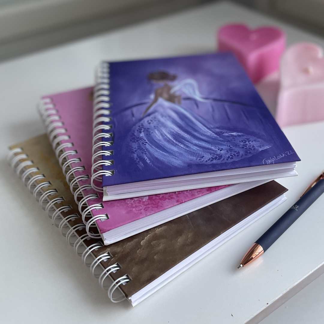 Kolme muistikirjaa ja kynä pöydällä | Kaikkea Kaunista