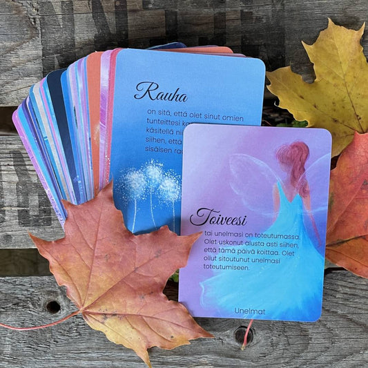 Suomenkielisen enkelikorttipakan kortteja, joissa kaunis kuva ja puhutteleva teksti sekä vaahteranlehtiä